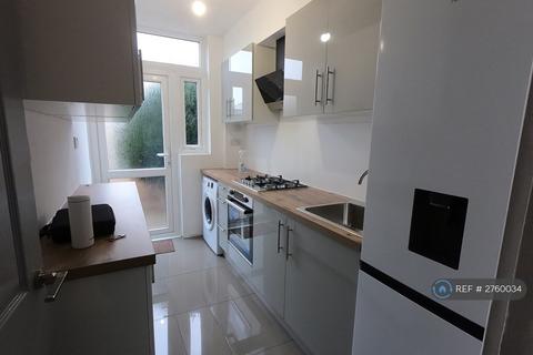 3 bedroom terraced house to rent, Arnold Road, Dagenham, RM9