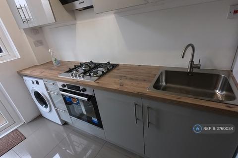3 bedroom terraced house to rent, Arnold Road, Dagenham, RM9