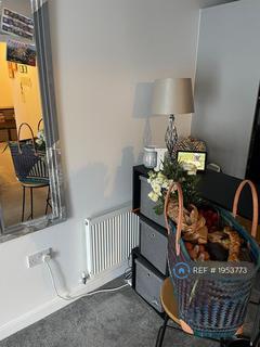 1 bedroom in a flat share to rent, Barge Walk, London, SE10