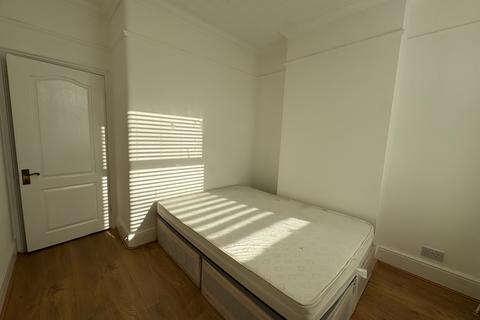 2 bedroom flat to rent, No Deposit Option, Ashgrove Road, Goodmayes, IG3