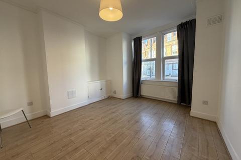 2 bedroom ground floor flat to rent, Replingham Road, Southfields, London SW18 5LJ