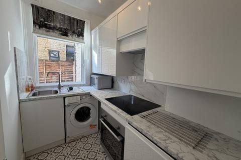 2 bedroom ground floor flat to rent, Replingham Road, Southfields, London SW18 5LJ