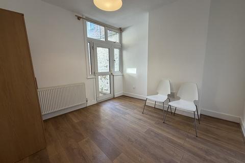2 bedroom ground floor flat to rent, Replingham Road, Southfields, London SW18 5LJ