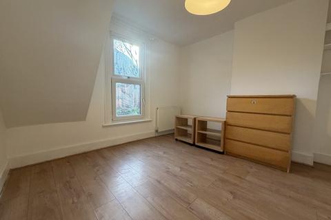 2 bedroom ground floor flat to rent, Replingham Road, Southfields, London SW18 5LJ