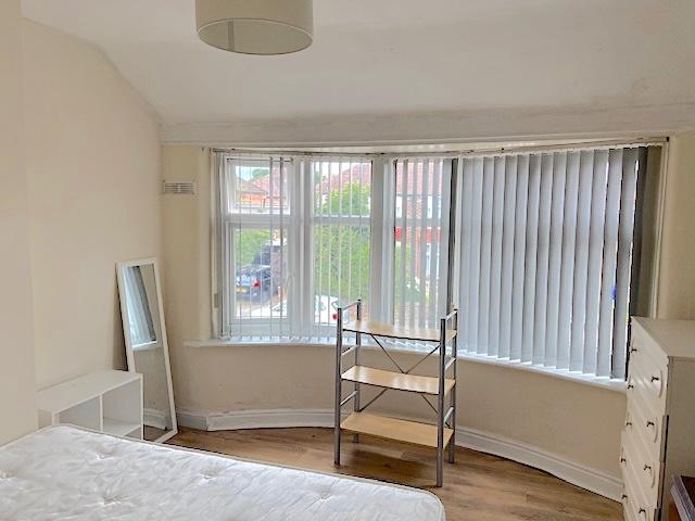 Bright double bedroom with a wide bay window le...