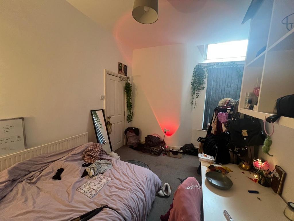 Cosy double bedroom with a comfortable bed, des...