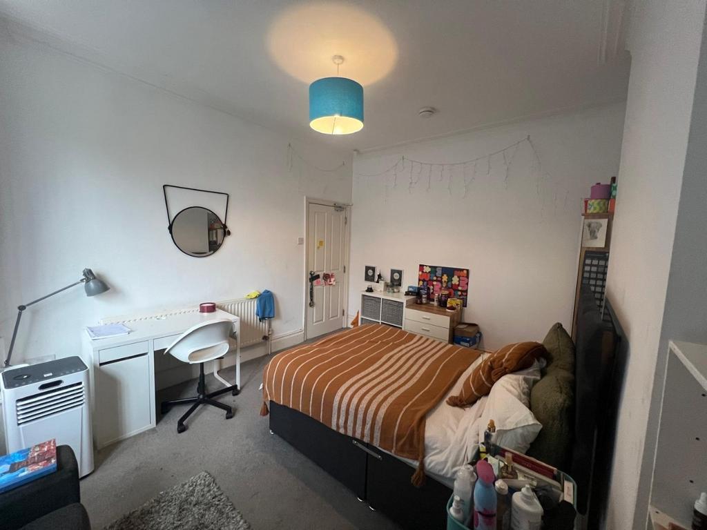 Well-presented double bedroom with a comfortabl...