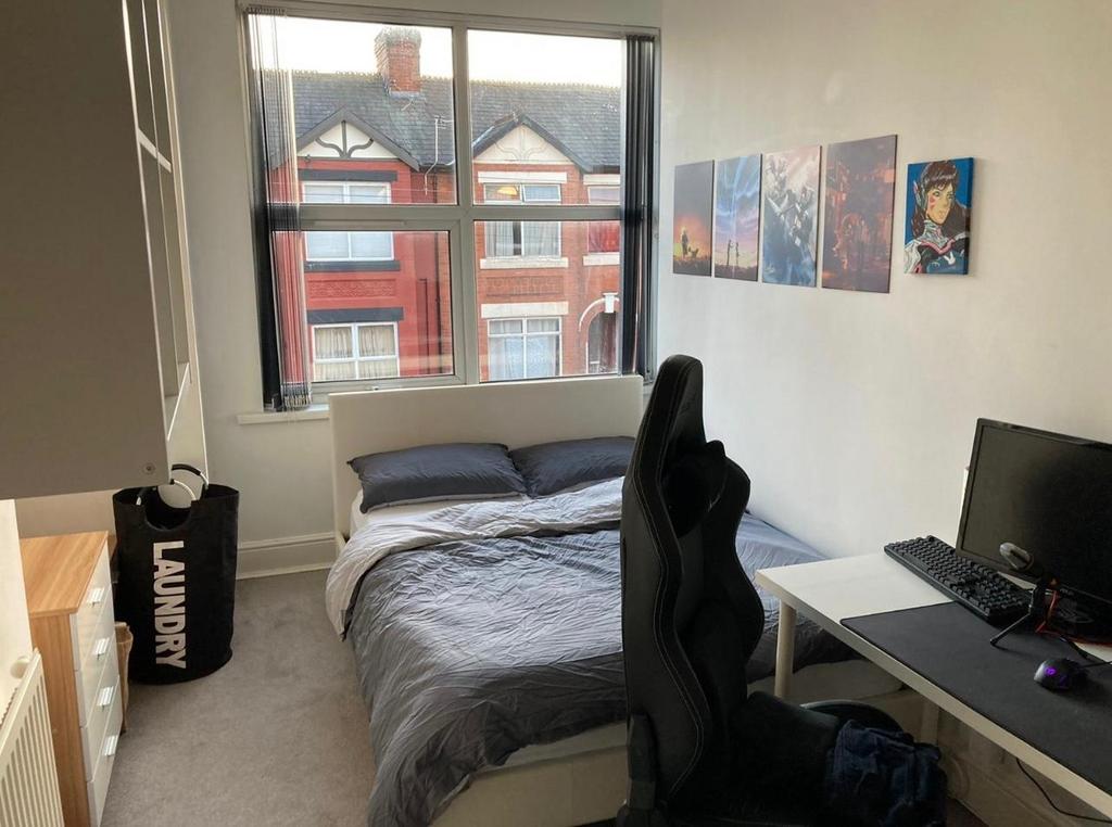 Bright, well-kept double bedroom with a comfort...
