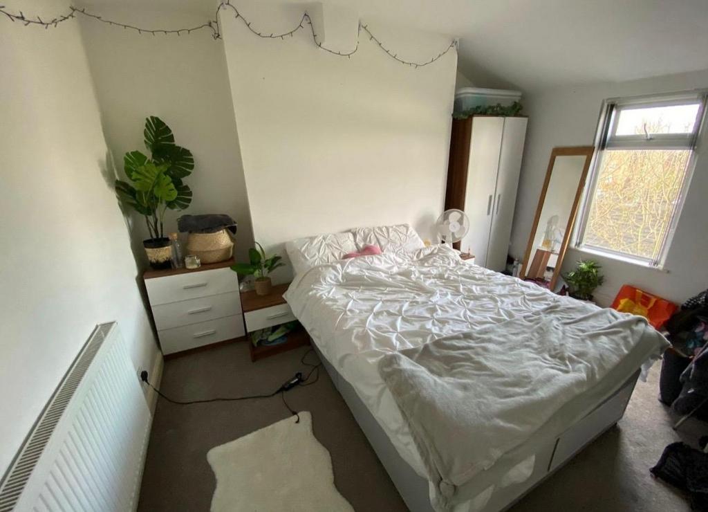 Bright double bedroom with a comfortable double...