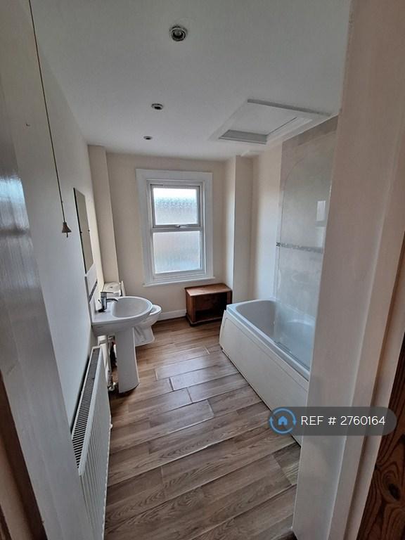 1st Floor Shared Bathroom