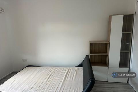 3 bedroom detached house to rent, Savoy Close, London, E15