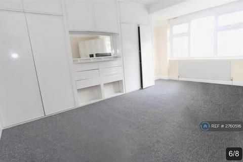 1 bedroom in a house share to rent, Monks Avenue, Barnet, EN5