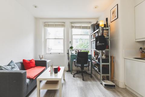 Studio to rent, Barkston Gardens, London SW5