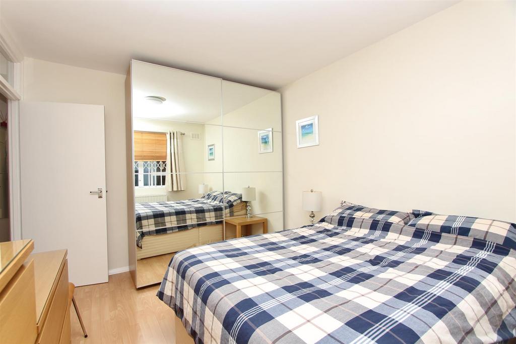 Hayhurst Court, N1