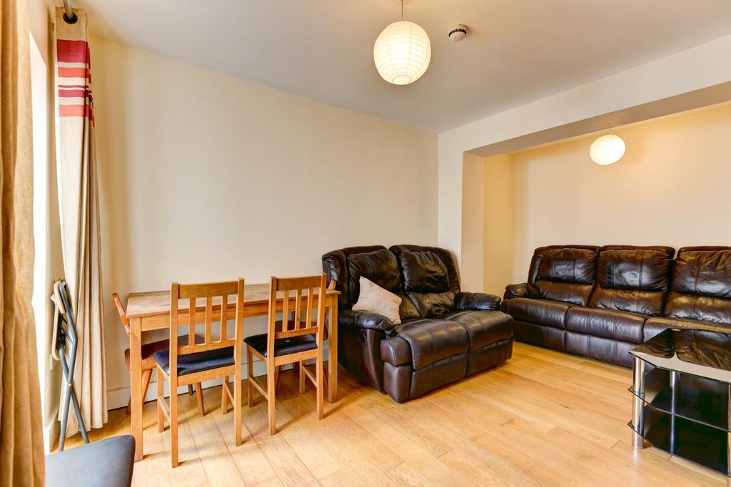 Bright, well-maintained living room with comfor...