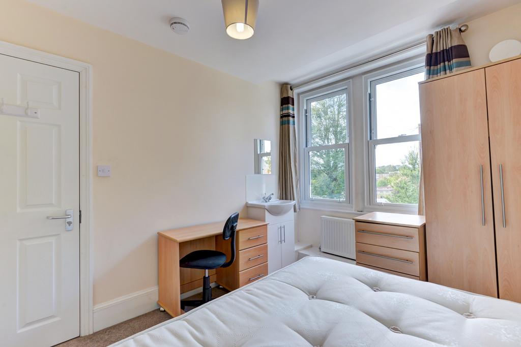 Bright, neatly presented double bedroom with a ...