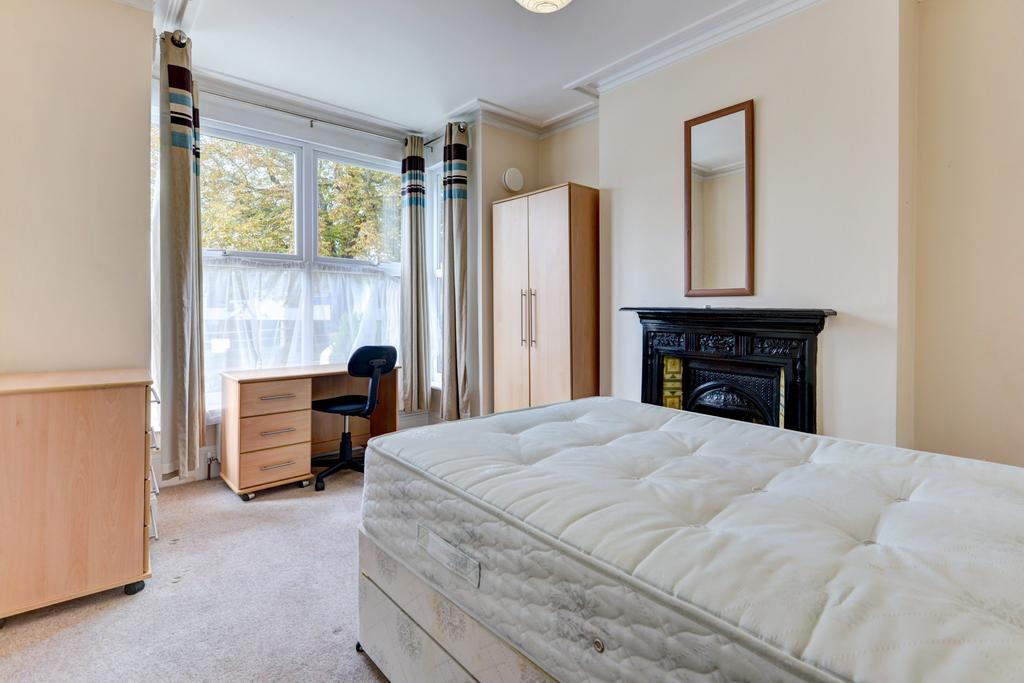 Bright, well-presented double bedroom featuring...