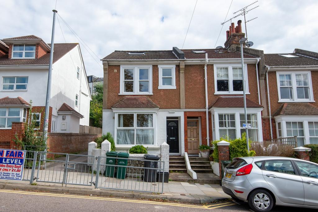 Attractive red-brick terraced house with a tidy...