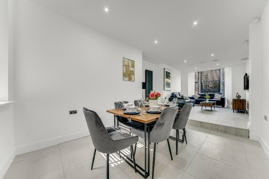 Bright and spacious contemporary living room wi...