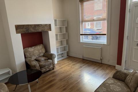 2 bedroom terraced house to rent, Lytham Grove, Leeds, LS12