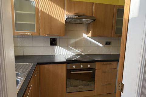 2 bedroom terraced house to rent, Lytham Grove, Leeds, LS12
