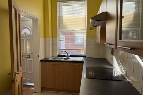 2 bedroom terraced house to rent, Lytham Grove, Leeds, LS12
