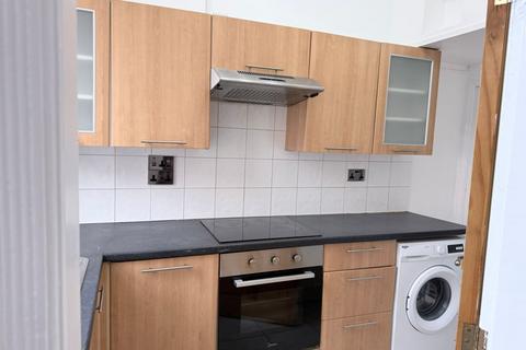 2 bedroom terraced house to rent, Lytham Grove, Leeds, LS12