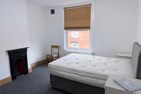 2 bedroom terraced house to rent, Lytham Grove, Leeds, LS12