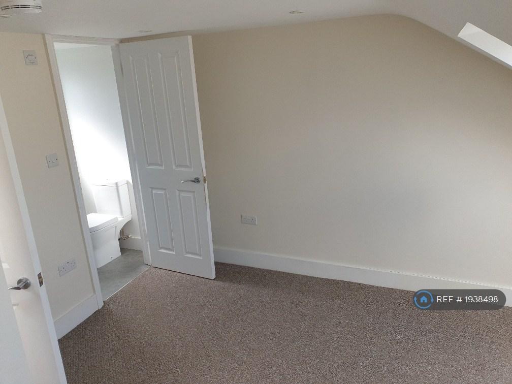 2nd Floor Bedroom With En-Suite Bathroom