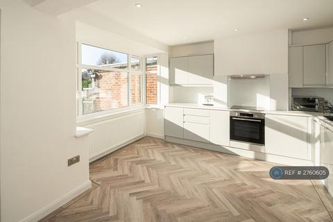 3 bedroom terraced house to rent, Portland Road, London, BR1