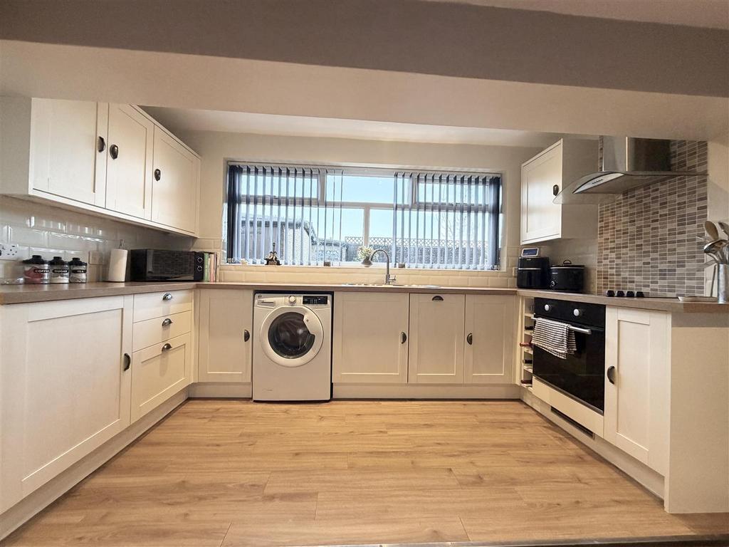 Kitchen/Breakfasting Area