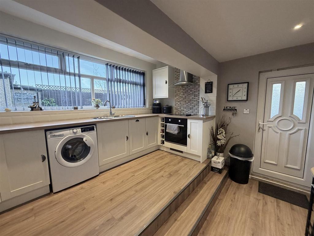 Kitchen/Breakfasting Area