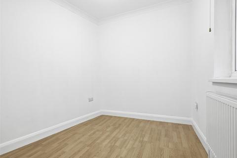 2 bedroom apartment to rent, Chingford Road, London, E17