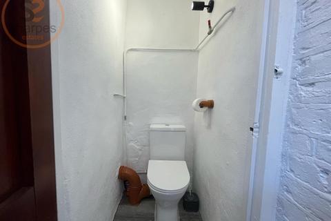 Studio to rent, Garratt Lane, London