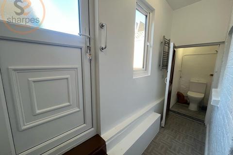 Studio to rent, Garratt Lane, London