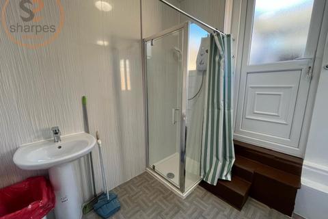 Studio to rent, Garratt Lane, London