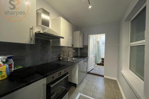 Studio to rent, Garratt Lane, London