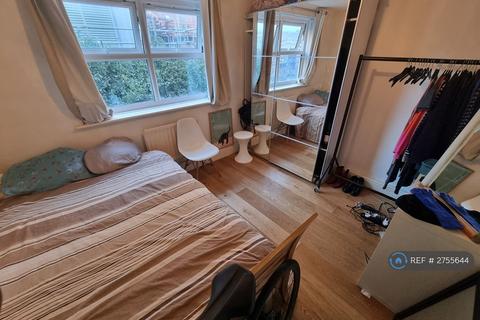 1 bedroom in a flat share to rent, Vauxhall Grove, London, SW8