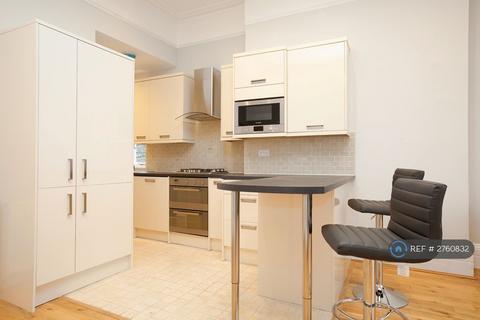1 bedroom flat to rent, The Heights, London, NW3