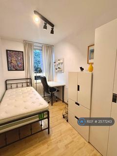 1 bedroom in a flat share to rent, Whitethorn Street, London, E3