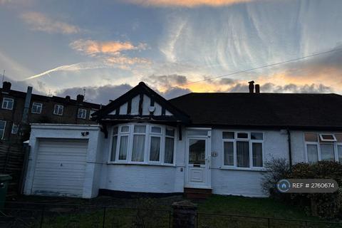 3 bedroom bungalow to rent, Hallowell Avenue, Croydon, CR0