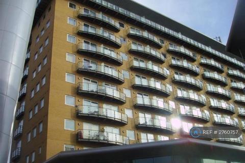 2 bedroom flat to rent, High Street, Feltham, TW13