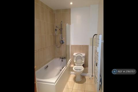 2 bedroom flat to rent, High Street, Feltham, TW13