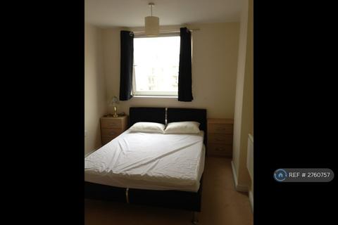 2 bedroom flat to rent, High Street, Feltham, TW13