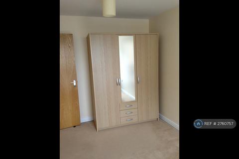 2 bedroom flat to rent, High Street, Feltham, TW13