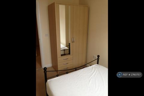2 bedroom flat to rent, High Street, Feltham, TW13