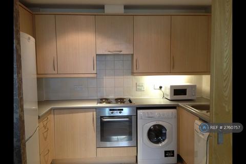 2 bedroom flat to rent, High Street, Feltham, TW13