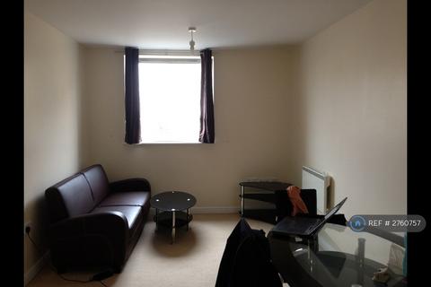 2 bedroom flat to rent, High Street, Feltham, TW13