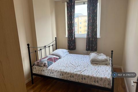 2 bedroom flat to rent, High Street, Feltham, TW13
