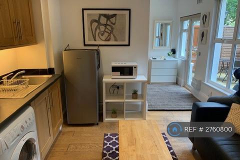 Studio to rent, Berrylands Road, Kingston Upon Thames, Surbiton, KT5